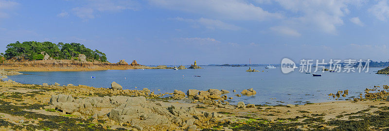 在法国布列塔尼Côtes d'Armor的Bréhat岛海湾的船只在夏天